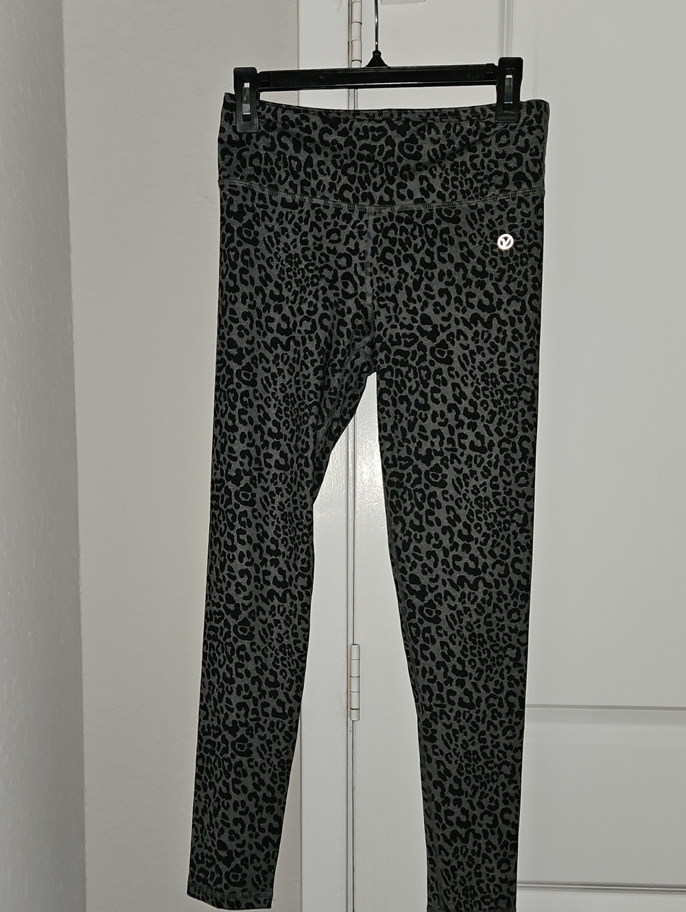 Women's Gray Leopard Print High-Rise Leggings. SMALL yogo